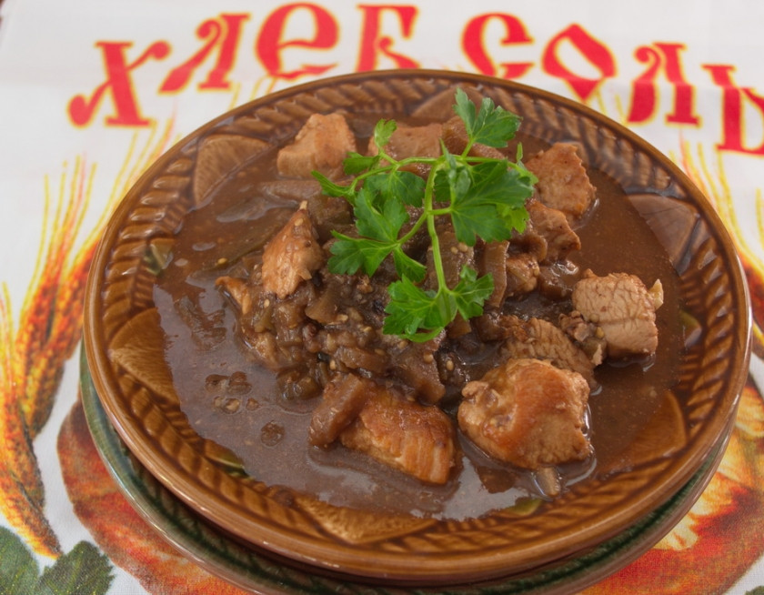 1. Этап. Рагу из баклажан с мясом: Подайте блюдо к столу. Блюдо вполне самостоятельное, но может подаваться и с гарниром.