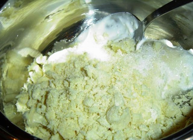 1. Этап. Сливочный тарт с карамелью: Спустя 12 часов начинаем готовить карамель. Для этого берем кастрюльку, кладем в нее сметану, сахар и тертый белый шоколад. Варим на слабом огне до загустения.