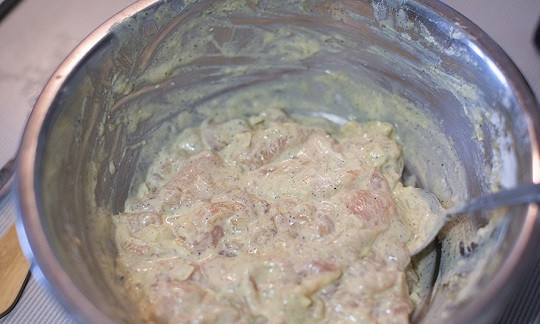 1. Этап. Рубленые котлеты из куриной грудки: 6. Все как следует перемешать и добавить немного муки, чтобы сделать фарш более тягучим. Еще раз хорошо перемешать до однородной консистенции.