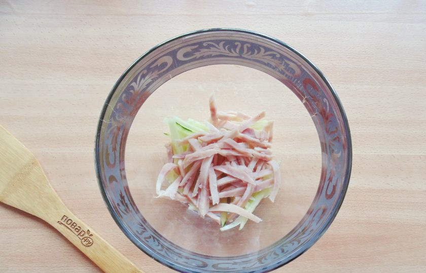 1. Этап. Итальянский салат с фунчозой: Ветчину также нарежьте соломкой и добавьте в салат.