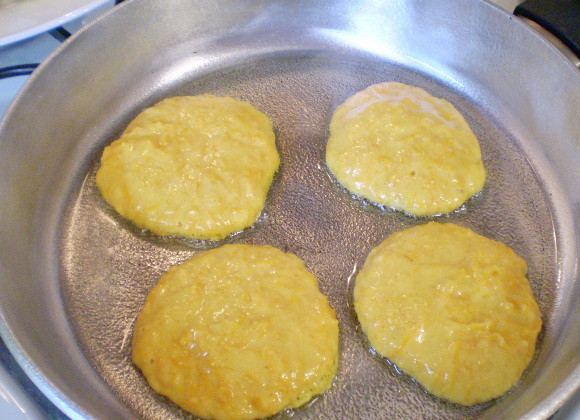 1. Этап. Оладьи из тыквы с манкой: Жарим на растительном масле оладушки. Ложкой выкладывайте тесто и формируйте.