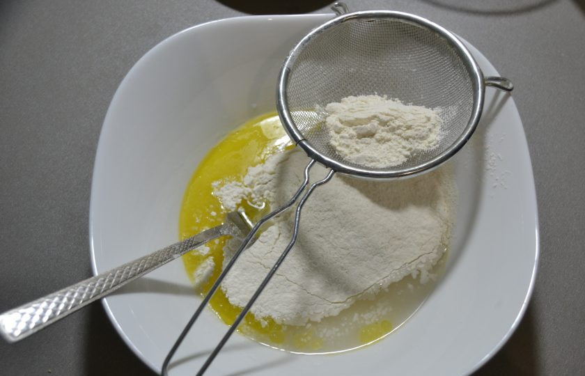 1. Этап. Пицца по-немецки: Просейте муку.