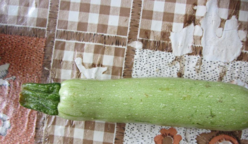 1. Этап. Кабачковое пюре на зиму: 1. Такое кабачковое пюре на зиму в домашних условиях - отличный прикорм малыша. Если мама чувствует в себе силы и готова к этому - начинайте с небольших порций. Кабачок легко усваивается и является весьма полезным продуктом.