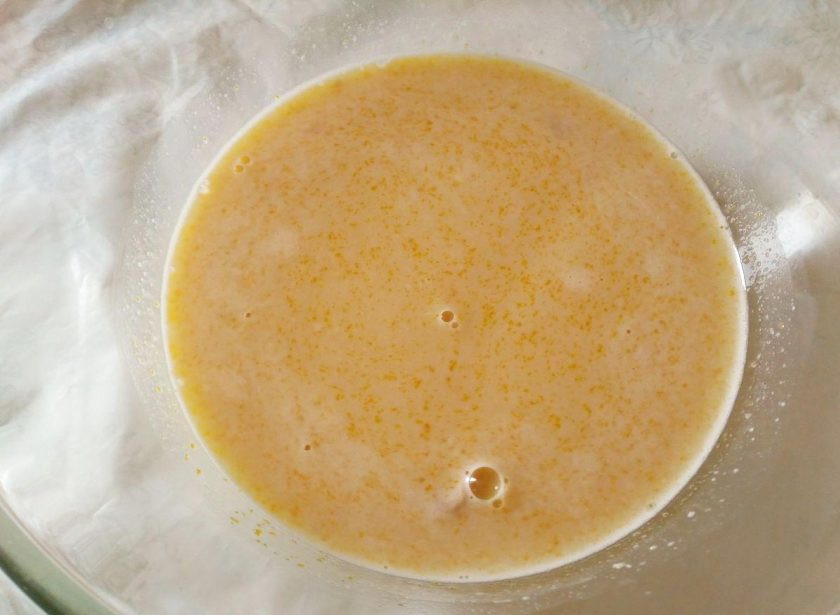 1. Этап. Сдобные булочки, прослоенные штрейзельной крошкой: Яйцо смешайте с сахарным песком (50 г) и влейте в смесь молока и дрожжей, размешайте.