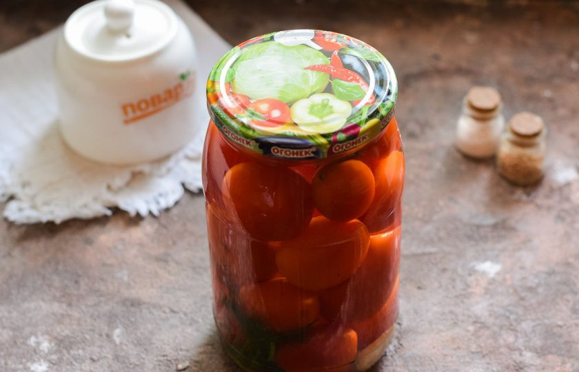1. Этап. Помидоры без кислоты на зиму: Спустя время банку тут же герметично закатайте стерильной крышкой, поставьте дном вверх. Укройте заготовку теплым пледом или одеялом, оставьте на 24 часа в покое. Спустя указанное время перенесите заготовку в кладовку.