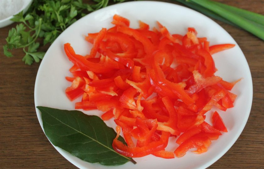 1. Этап. Куриный суп с куркумой: Минут через 10, добавляем болгарский перец, порезанный тонкими ломтиками и лавровый лист.