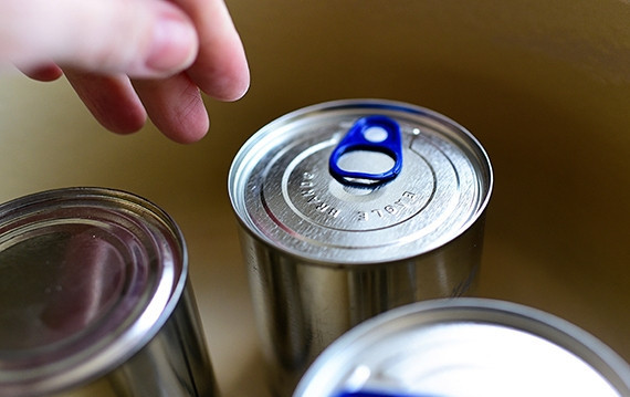 1. Этап. Вареное сгущенное молоко: 1. Первым делом удалите с банок этикетки, затем поместите банки в кастрюлю, чтобы они устойчиво стояли на дне.