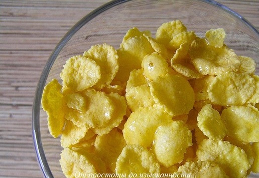 1. Этап. Кукурузные хлопья с орехами: Полейте сиропом.