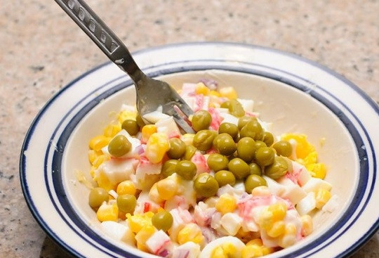 1. Этап. Салат Нежный с крабовыми палочками: 6. В конце добавьте горошек и перемешайте еще раз. Все, салатик можно подавать к столу. Но лучше остудить его перед подачей немного в холодильнике.