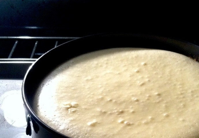 1. Этап. Вкуснейший чизкейк: 4. Вылейте половину сырной начинки, затем — ранее подготовленные шарики из теста, залейте второй половиной сырной начинки.