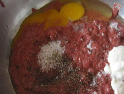 1. Этап. Биточки из печени говяжьей: Добавьте яйцо, сливки, щепотку сахара и соли, муку.