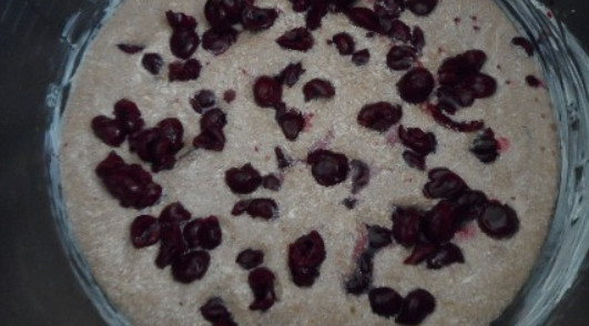 1. Этап. Шоколадный манник: Смажьте чашу мультиварки маслом. Поместите в нее тесто. Сверху выкладываем вишню без косточек. Готовим в режиме 