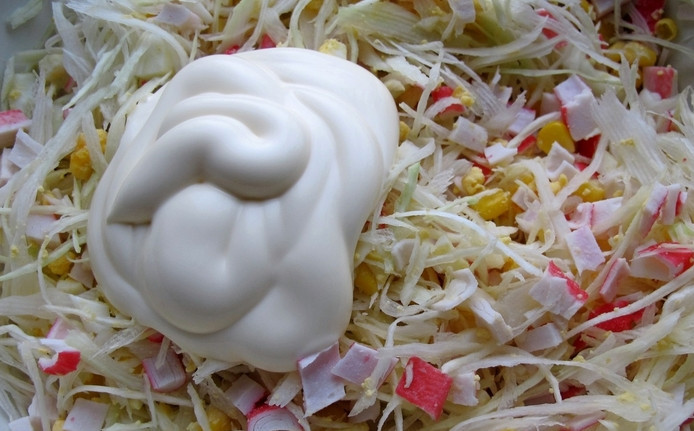 1. Этап. Салат Новогодняя елка: Добавьте майонез, перемешайте.