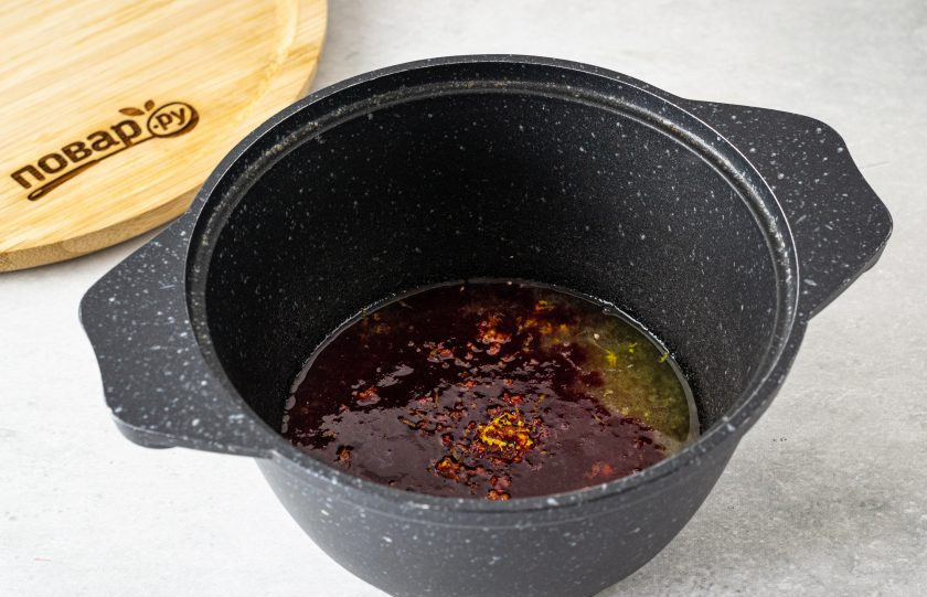 1. Этап. Клюквенный соус с вином: Добавьте клюквенное пюре, апельсиновую цедру и сок, все перемешайте. Доведите до кипения и варите на медленном огне.