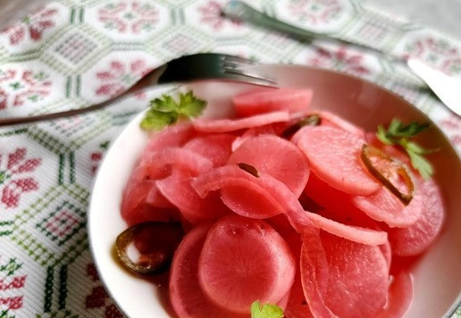 1. Этап. Маринованный редис с луком: На следующий день можно есть. Просто, правда?