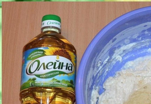 1. Этап. Пирожки с зеленым луком из духовки: 2. Приготовим тесто. В готовую опару заложить все ингредиенты и вымесить тесто. Положить тесто в большую миску, накрыть полотенцем и убрать в теплое место для подъема.