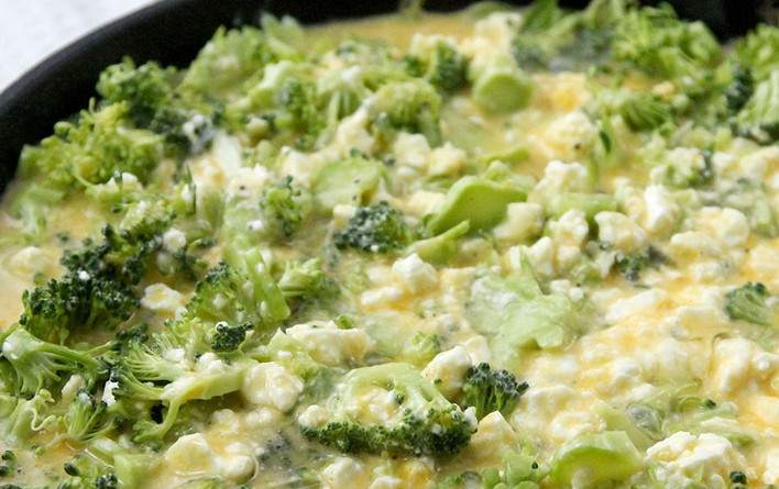 1. Этап. Запеканка с брокколи, и сыром, и грибами: Сверху выливаем яичную смесь, стараясь равномерно распределить ее по сковороде. Выпекаем в духовке 45 минут.