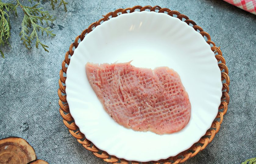 1. Этап. Мясо по-французски со свининой: Свинину порежьте на куски и отбейте. Мясо посолите и поперчите.