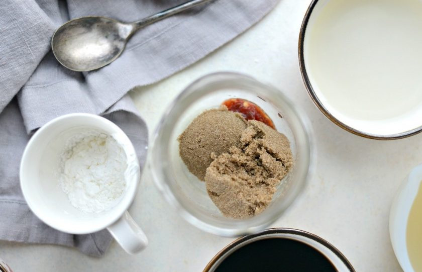 1. Этап. Соус Стир-фрай: 1. В стеклянной банке с крышкой соедините крахмал, чили, измельчённый чеснок и имбирь, сахар.