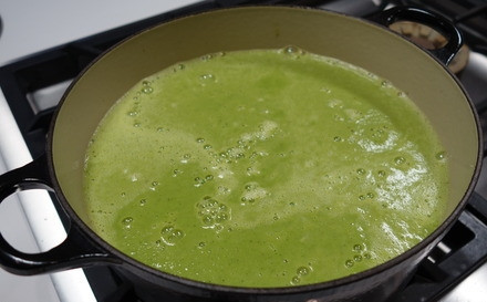 1. Этап. Суп-пюре из горошка с мятой: 5. Готовый суп-пюре из горошка с мятой перелейте в кастрюлю, поставьте на огонь и доведите до кипения. При необходимости добавьте еще соли по вкусу. Сразу же после закипания снимайте с огня и подавайте к столу. Приятного аппетита!