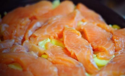 1. Этап. Форель, запеченная с картофелем: 3. Форель очистить и порезать небольшими порционными кусочками. Ровным слоем выложить на картофель. Посолить и можно поперчить по вкусу.