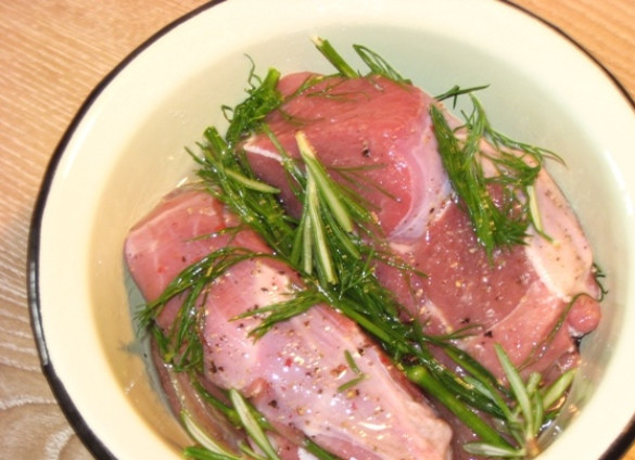 1. Этап. Баранина с овощами в рукаве: Мясо помойте, посолите и поперчите, полейте 2 столовыми ложками растительного масла , добавьте несколько горошин перца, веточку розмарина и 3-4 веточки укропа. Оставьте в прохладном месте на 2 часа мариноваться.