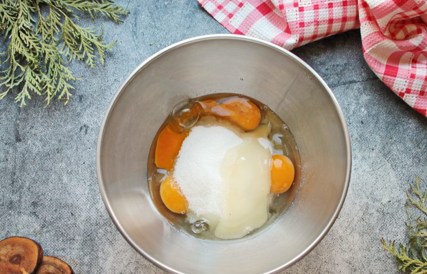 1. Этап. Морковный торт с апельсиновым курдом: В миску разбейте яйца в миску, добавьте сахар, жидкий мед и взбейте миксером до пышной светлой массы. Сахар должен раствориться, а масса увеличиться в два раза.