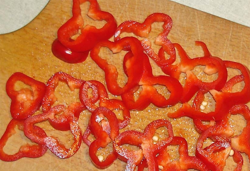 1. Этап. Салат греческий с брынзой: Перец очистить от семян и нарезать.