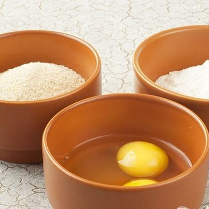 1. Этап. Свиная отбивная в панировке: 4. Берем три тарелки. В одну насыпаем муки, в другую разбиваем куриные яйца, взбиваем их, в третью тарелку насыпаем панировочных сухарей.