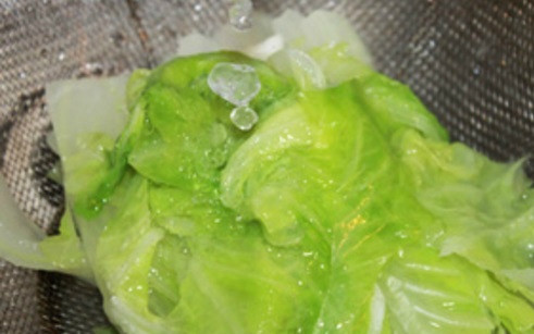 1. Этап. Китайские жареные пельмени: Заворачиваем тесто в пленку и откладываем на полчаса в сторону. У нас есть достаточно времени, чтобы сделать начинку. Пекинскую капусту моем и обдаем кипятком, чтобы она размягчилась.