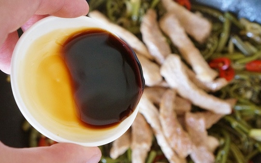 1. Этап. Папоротник с мясом: 7. Влейте кунжутное масло и соевый соус. Аккуратно все перемешайте. Папоротник с мясом в домашних условиях больше не требует никаких специй.