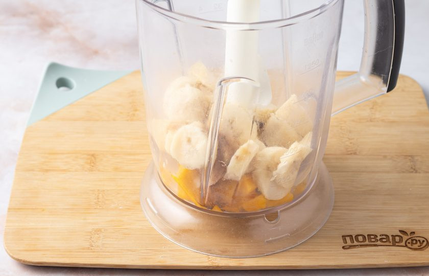 1. Этап. Фруктовая каша из фруктов: Переложите манго с хурмой в блендер, добавьте нарезанный кружочками банан и приправу для тыквенного пирога. Измельчите до однородности.