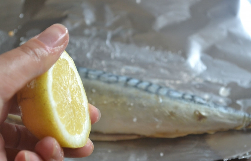 1. Этап. Запеченная скумбрия в фольге с морковкой: Скумбрию натрите солью снаружи и внутри и сбрызните примерно 1 ч. ложкой лимонного сока.