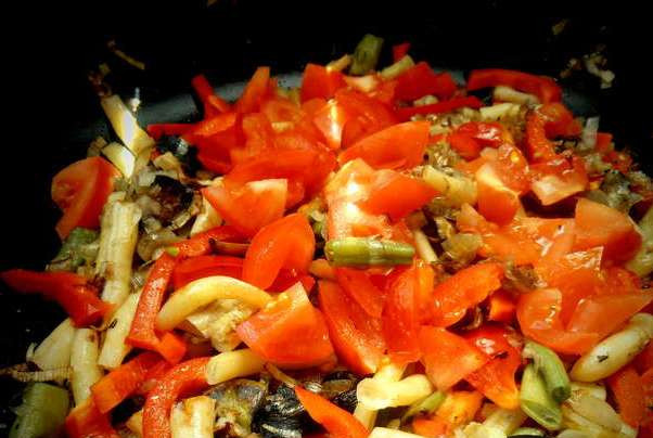 1. Этап. Садж: Помидор нарезаем дольками и добавляем в самом конце приготовления. Жарить все надо на сильном огне, иначе овощи будут тушиться.