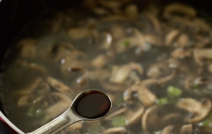 1. Этап. Рецепт супа с грибами: Затем влейте к грибам воду и добавьте соевый соус, перец и немного соли, если нужно.