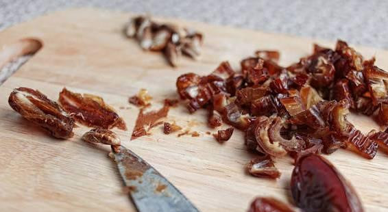 1. Этап. Халава: Пока сироп остывает в той же кастрюле, нарезаем финики и натираем цедру одного апельсина.