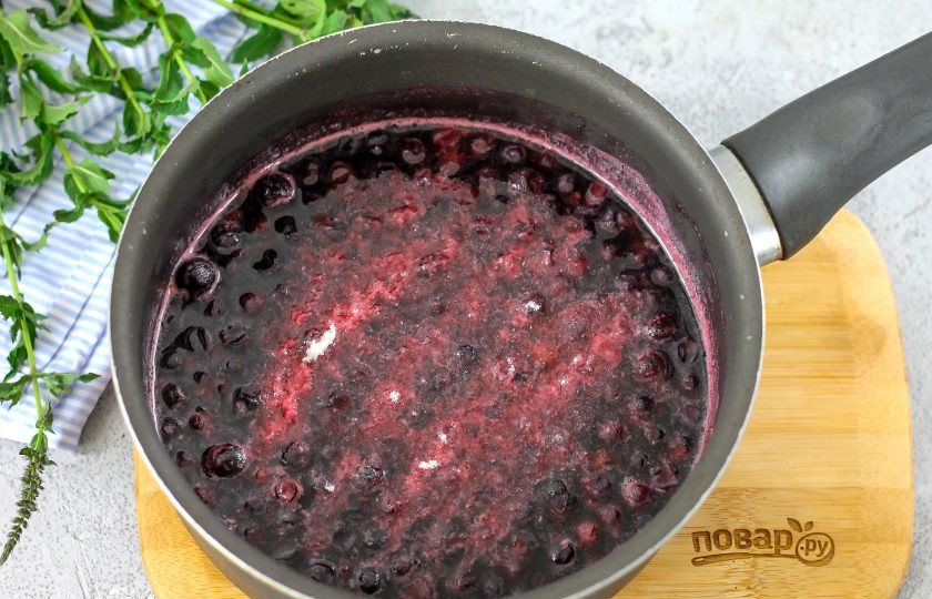 1. Этап. Компоте из черной смородины для торта: Влейте воду и поместите емкость на плиту, включая умеренный нагрев. Протомите ягоды примерно 10-15 минут до мягкости, чтобы они отдали жидкости свой цвет и аромат. Всыпьте агар-агар и перемешайте. Проварите примерно 3 минуты.