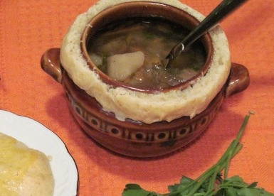 1. Этап. Щи суточные: Подаем щи в горшочках, срезаем крышку из теста, натираем ее чесноком и приступаем к трапезе. Приятного аппетита!