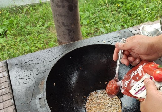 1. Этап. Хрустящие крылышки в остро-сладком соусе: Добавить кетчуп.