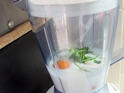 1. Этап. Абрикосы с кефиром: 4. И в самом конце добавляем пару веточек кинзы.