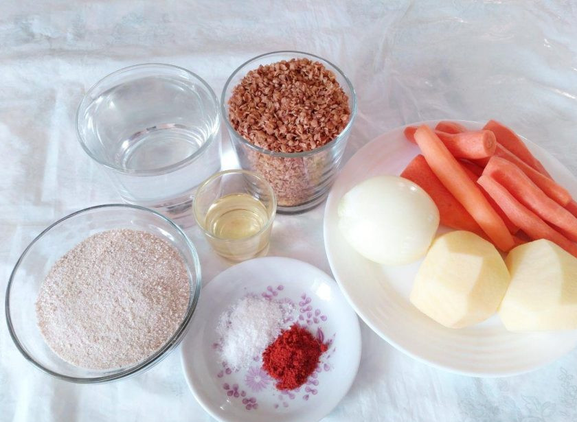 1. Этап. Гречневые зразы: Подготовьте всё необходимое для приготовления гречневых зраз. При отсутствии гречневых хлопьев используйте отварную гречневую крупу (около 400 грамм).