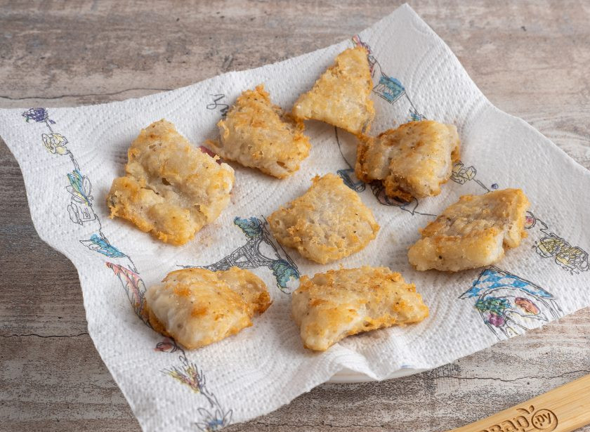 1. Этап. Рыбное филе: Жарьте с двух сторон до румяности на среднем огне, затем выкладывайте на бумажное полотенце, чтобы убрать излишки жира.