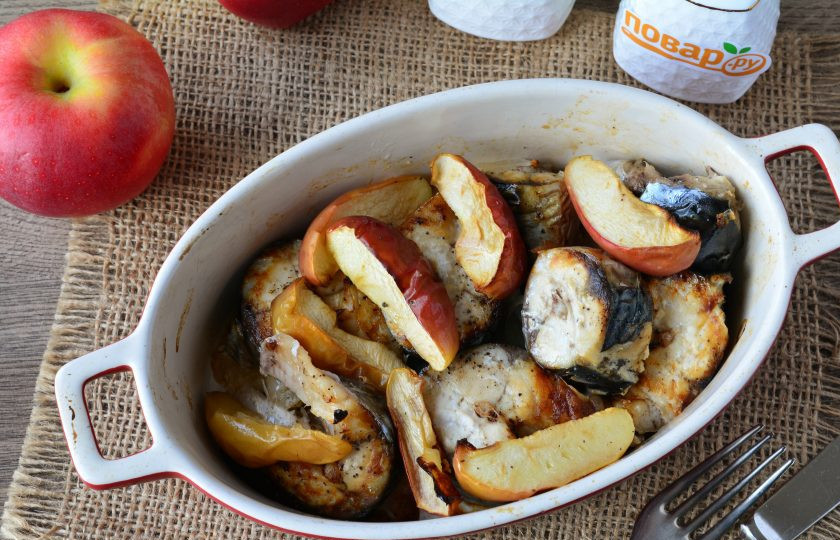 1. Этап. Скумбрия с яблоками запеченная в духовке: В горячем виде подавайте блюдо к столу. Скумбрия получается очень ароматной и вкусной.