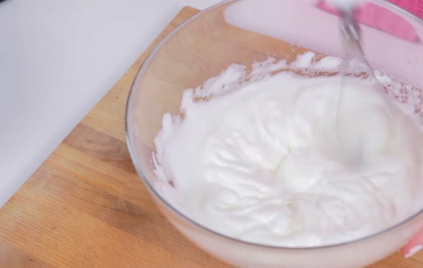 1. Этап. Миндальный торт (как в Ikea): 1. Белки отделите от желтков и взбейте в тугую пену. Когда белки слегка вспенятся, добавьте небольшими порциями сахар, постоянно взбивая. Затем снова взбейте меренгу в течение 7 минут с помощью миксера.