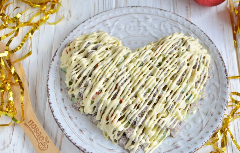 1. Этап. Салат Собачье сердце: Покройте его тонким слоем майонеза, чтобы лучше приклеилась кукуруза.