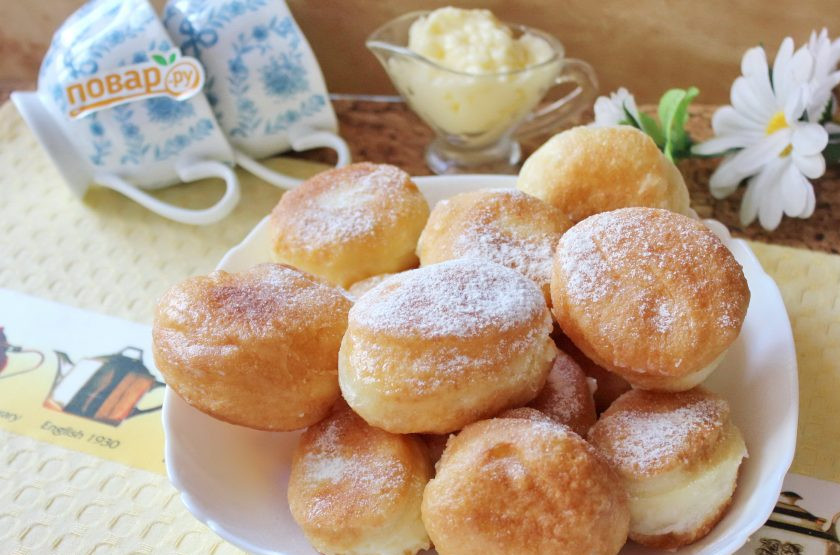 1. Этап. Пончики Бомболони: Посыпьте пончики сахарной пудрой и подавайте к столу.
