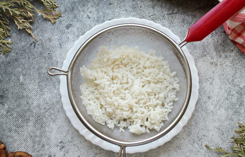1. Этап. Салат Черное море: Рис отварите в соленой воде до готовности, откиньте на сито, промойте и дайте воде полностью стечь.