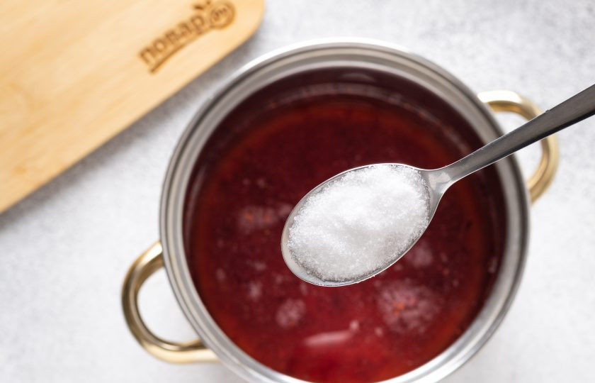 1. Этап. Морс из клюквы без сахара: Добавьте заменитель сахара. Проварите 4-5 минут после закипания.