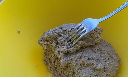 1. Этап. Украинский хлеб: Подготовьте опару. Закваску соедините со 140 граммами ржаной муки и 85 миллилитрами воды. Замешайте ингредиенты, оставьте их на 3-3,5 часа при 30 градусах.