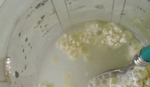 1. Этап. Печень по-бефстрогановски: Муку смешать с несколькими столовыми ложками воды - должна получиться однородная паста без комочков.